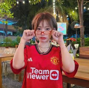 “โนเกีย” พริตตี้สาวคนดังแฟนปีศาจแดง สวนกลับแรงคอมเมนต์ต่ำเชิงคุกคามทางเพศ