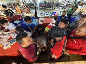 ลูกจ้างร้านไก่สด  พลาดถูกเครื่องบดหนีบนิ้วแหลก กู้ภัยใช้เวลากว่า 1 ชม.ช่วยเหลือ