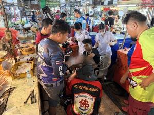ลูกจ้างร้านไก่สด  พลาดถูกเครื่องบดหนีบนิ้วแหลก กู้ภัยใช้เวลากว่า 1 ชม.ช่วยเหลือ