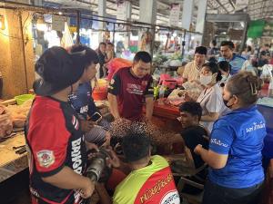 ลูกจ้างร้านไก่สด  พลาดถูกเครื่องบดหนีบนิ้วแหลก กู้ภัยใช้เวลากว่า 1 ชม.ช่วยเหลือ