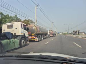 อึ้ง!น้ำมันฝั่งท่าขี้เหล็กทะลุขวด 200 บาท หลังคนแห่เติมล้นปั๊มแถมทะลักเติมฝั่งไทยทั้งวัน