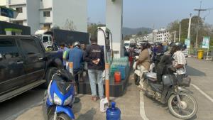 อึ้ง!น้ำมันฝั่งท่าขี้เหล็กทะลุขวด 200 บาท หลังคนแห่เติมล้นปั๊มแถมทะลักเติมฝั่งไทยทั้งวัน