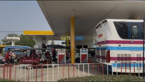 อึ้ง!น้ำมันฝั่งท่าขี้เหล็กทะลุขวด 200 บาท หลังคนแห่เติมล้นปั๊มแถมทะลักเติมฝั่งไทยทั้งวัน