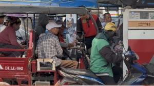 อึ้ง!น้ำมันฝั่งท่าขี้เหล็กทะลุขวด 200 บาท หลังคนแห่เติมล้นปั๊มแถมทะลักเติมฝั่งไทยทั้งวัน