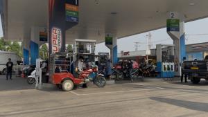 อึ้ง!น้ำมันฝั่งท่าขี้เหล็กทะลุขวด 200 บาท หลังคนแห่เติมล้นปั๊มแถมทะลักเติมฝั่งไทยทั้งวัน