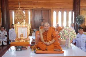 (คลิป)องคมนตรีเชิญสัญญาบัตรพัดยศ-ผ้าไตรถวาย "หลวงปู่ศิลา-หลวงปู่เวิน"