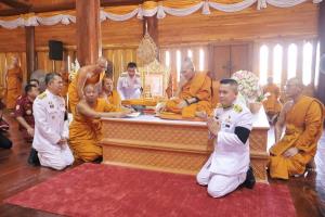 (คลิป)องคมนตรีเชิญสัญญาบัตรพัดยศ-ผ้าไตรถวาย "หลวงปู่ศิลา-หลวงปู่เวิน"