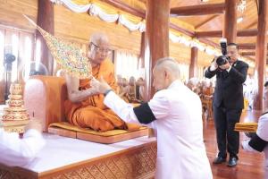 (คลิป)องคมนตรีเชิญสัญญาบัตรพัดยศ-ผ้าไตรถวาย "หลวงปู่ศิลา-หลวงปู่เวิน"