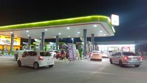 ศรีราชาแตกตื่น! แห่เติมน้ำมันแน่นปั๊ม หวั่นสงครามดันราคาพุ่ง ผู้ใช้รถโอดกระทบค่าครองชีพ