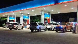 ศรีราชาแตกตื่น! แห่เติมน้ำมันแน่นปั๊ม หวั่นสงครามดันราคาพุ่ง ผู้ใช้รถโอดกระทบค่าครองชีพ