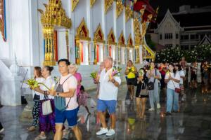 มาฆบูชาพัทยาคึกคักพุทธศาสนิกชนทั้งไทย-ต่างชาติร่วมเวียนเทียนสืบสานประเพณีทางพระพุทธศาสนา