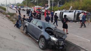 (คลิป)ตำรวจ ป.ป.ส.ไล่ล่ากระบะแก๊งขนไอซ์กว่า 500 กก.หนีข้าม จว. พุ่งชนสนั่นรถครูโคราชยับ สาหัส 2