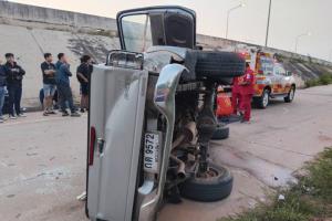 (คลิป)ตำรวจ ป.ป.ส.ไล่ล่ากระบะแก๊งขนไอซ์กว่า 500 กก.หนีข้าม จว. พุ่งชนสนั่นรถครูโคราชยับ สาหัส 2