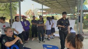 ชาวบ้านทองเลื่อนรวมตัวยื่นหนังสือ ไม่เอา ผอ.โรงเรียน อ้างสร้างความแตกแยก ด้าน สพป.อ่างทองสั่งช่วยราชการชั่วคราวลดขัดแย้ง