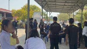 ชาวบ้านทองเลื่อนรวมตัวยื่นหนังสือ ไม่เอา ผอ.โรงเรียน อ้างสร้างความแตกแยก ด้าน สพป.อ่างทองสั่งช่วยราชการชั่วคราวลดขัดแย้ง