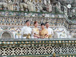 Soft Power นักท่องเที่ยวสวมชุดไทยถ่ายภาพกับพระปรางค์วัดอรุณ