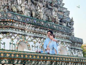 Soft Power นักท่องเที่ยวสวมชุดไทยถ่ายภาพกับพระปรางค์วัดอรุณ