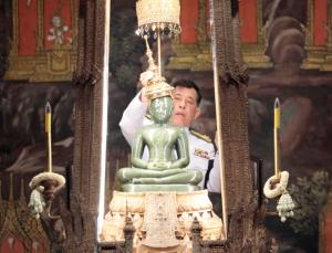 ในหลวง-พระราชินี เสด็จฯ ไปทรงเปลี่ยนเครื่องทรงฤดูหนาวเป็นเครื่องทรงฤดูร้อน ถวายพระแก้วมรกต