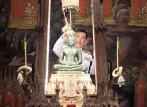 ในหลวง-พระราชินี เสด็จฯ ไปทรงเปลี่ยนเครื่องทรงฤดูหนาวเป็นเครื่องทรงฤดูร้อน ถวายพระแก้วมรกต