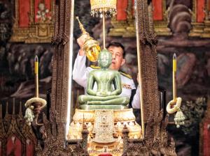 ในหลวง-พระราชินี เสด็จฯ ไปทรงเปลี่ยนเครื่องทรงฤดูหนาวเป็นเครื่องทรงฤดูร้อน ถวายพระแก้วมรกต