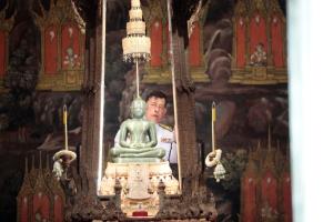 ในหลวง-พระราชินี เสด็จฯ ไปทรงเปลี่ยนเครื่องทรงฤดูหนาวเป็นเครื่องทรงฤดูร้อน ถวายพระแก้วมรกต