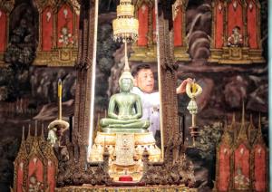 ในหลวง-พระราชินี เสด็จฯ ไปทรงเปลี่ยนเครื่องทรงฤดูหนาวเป็นเครื่องทรงฤดูร้อน ถวายพระแก้วมรกต