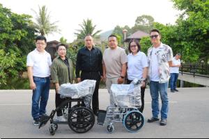 "สว.ภิญญาพัชญ์ ส่งมอบวีลแชร์ช่วยกลุ่มเปราะบางจังหวัดน่าน จี้รัฐทบทวนเบี้ยพิการ  เหตุไม่พอกับค่าครองชีพ