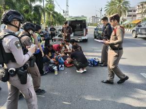 ผกก.สามพรานจอดช่วย! ลุงวัย 58 ขี่ จยย.วูบชนท้ายกระบะ เจ็บสาหัส