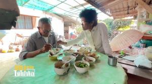 “ป้าตุ๊” หญิงหัวใจแกร่ง แม้วัย 70 กว่า ไม่กลัวความสูง สู้ปีนต้นตาลเพื่อนำใบตาลมาสานชะลอมขาย พร้อมสอนงานจักสานให้ผู้สนใจ!