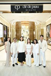 “เดียร์น่า- ฟอส จิรัชพงศ์” ร่วมงานเปิดตัวเคลย์ เดอ โป โบเต้ อินฟินิต เรเดียนซ์ บูติค (Cle&amp;#769; de Peau Beaute&amp;#769; Infinite Radiance Boutique) ชั้น 1 Central Park Bangkok