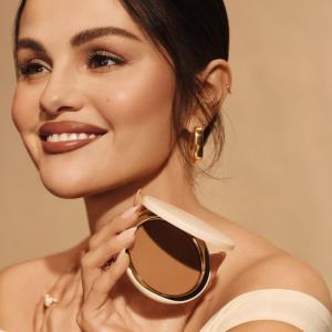 Rare Beauty ยกระดับผิวสวยละมุนให้ดูมีมิติ ด้วย Warm Wishes Soft Matte Powder Bronzer