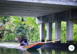 ชาวบ้านยังใช้เรือในการสัญจร