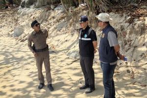 ต่างชาตินิยมเปลือยอาบแดดชายหาดพื้นที่ราไวย์ ตำรวจ-เทศบาลลงตรวจสอบ เตรียมติดป้ายเตือน