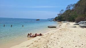 ต่างชาตินิยมเปลือยอาบแดดชายหาดพื้นที่ราไวย์ ตำรวจ-เทศบาลลงตรวจสอบ เตรียมติดป้ายเตือน