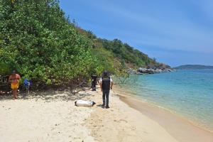 ต่างชาตินิยมเปลือยอาบแดดชายหาดพื้นที่ราไวย์ ตำรวจ-เทศบาลลงตรวจสอบ เตรียมติดป้ายเตือน