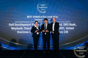 Best Syndicated Loan Deal – Thailand รับมอบโดยนายสุพจน์ ไพบูลย์พิทักษ์ผล (ยืนกลาง) ผู้อำนวยการด้านการบริหารฝ่ายการเงิน และ นางสาวกรองเพ็ชร จันทรมโรภาส (ซ้าย) ผู้บริหารฝ่ายการเงิน บริษัท กัลฟ์ ดีเวลลอปเมนท์ จำกัด (มหาชน)