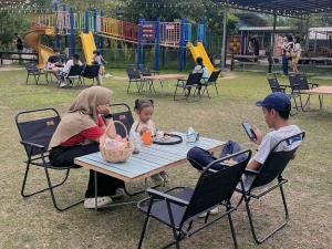 ปิ๊งไอเดีย! โล๊ะสวนยางเก่าเปิดคาเฟ่สวนสัตว์ขนาดย่อมใกล้สนามบิน “ป่าสวนกวางตรัง”