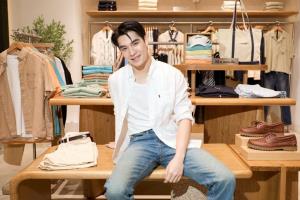 สองหนุ่มสาวอวดเสน่ห์ผ้าลินินรับลมร้อน
