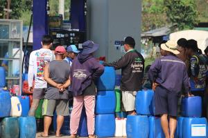 นายอำเภอสังขละบุรีสั่งเข้มสกัดขนน้ำมันข้ามแดน หลังเมียนมาขาดแคลน ราคาพุ่งลิตรละ 80 บาท