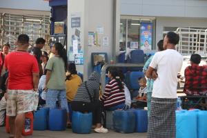 นายอำเภอสังขละบุรีสั่งเข้มสกัดขนน้ำมันข้ามแดน หลังเมียนมาขาดแคลน ราคาพุ่งลิตรละ 80 บาท