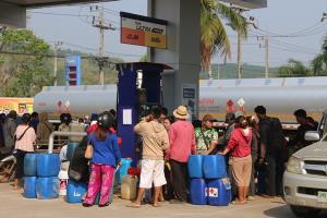 สังขละบุรีออกมาตรการคุมเข้มน้ำมัน ห้ามซื้อใส่แกลลอน จำกัดเติมไม่เกิน 1,000 บาทต่อคัน