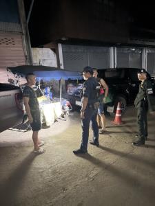 จับประเดิมรายแรก! ชาวเมียนมาลอบขนน้ำมัน 120 ลิตรข้ามแดนสังขละบุรี หลังอำเภอออกมาตรการคุมเข้ม