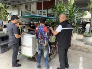จับประเดิมรายแรก! ชาวเมียนมาลอบขนน้ำมัน 120 ลิตรข้ามแดนสังขละบุรี หลังอำเภอออกมาตรการคุมเข้ม
