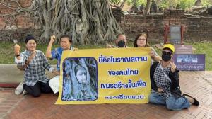 ป้าอยุธยาไม่ทน!  ชูป้ายหน้าวัดมหาธาตุ ยัน “เศียรพระในรากไม้” มรดกไทยกว่า 600 ปี หลังโซเชียลวิจารณ์กัมพูชาสร้างจุดถ่ายภาพเลียนแบบ