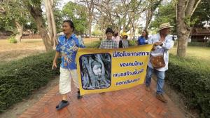 ป้าอยุธยาไม่ทน!  ชูป้ายหน้าวัดมหาธาตุ ยัน “เศียรพระในรากไม้” มรดกไทยกว่า 600 ปี หลังโซเชียลวิจารณ์กัมพูชาสร้างจุดถ่ายภาพเลียนแบบ