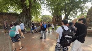 ป้าอยุธยาไม่ทน!  ชูป้ายหน้าวัดมหาธาตุ ยัน “เศียรพระในรากไม้” มรดกไทยกว่า 600 ปี หลังโซเชียลวิจารณ์กัมพูชาสร้างจุดถ่ายภาพเลียนแบบ