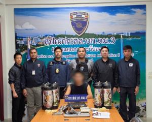 บุกรวบหนุ่มจีน เปิดบ้านค้ายา ขาย “แก๊สหัวเราะ” ออนไลน์ ยึดปืนเถื่อน กระสุนอื้อ พอตเคเพียบ