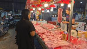 ราคาหมูพุ่งแรงขึ้นพรวด 10-50 บาทต่อกิโลฯ พ่อค้าบอกขึ้นตามต้นทุนอาหารสัตว์-ค่าขนส่ง