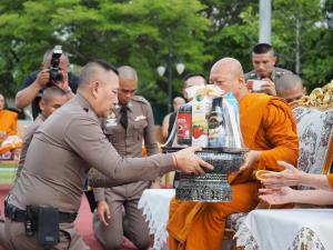 ผบ.ตร.นำพิธีอุปสมบทหมู่ นรต. 108 นาย ถวายเป็นพระราชกุศล "สมเด็จพระพันปีหลวง"