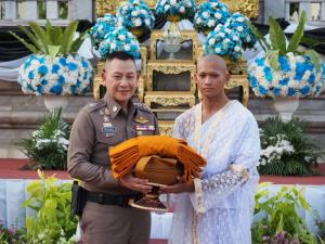 ผบ.ตร.นำพิธีอุปสมบทหมู่ นรต. 108 นาย ถวายเป็นพระราชกุศล "สมเด็จพระพันปีหลวง"